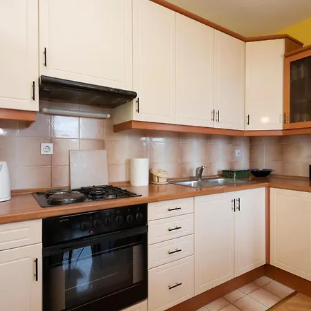 Stunning In With Kitchen Apartment *