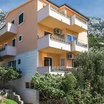 Three-bedroom In Appartement Makarska