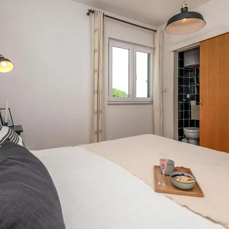 Three-bedroom In Апартаменты Макарска