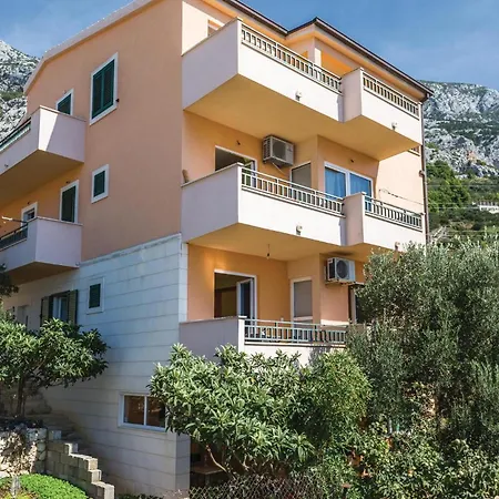 Three-bedroom In Апартаменты Макарска