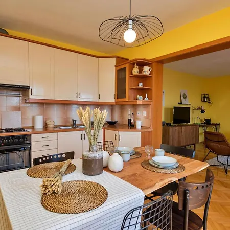 Stunning In With Kitchen Apartment *